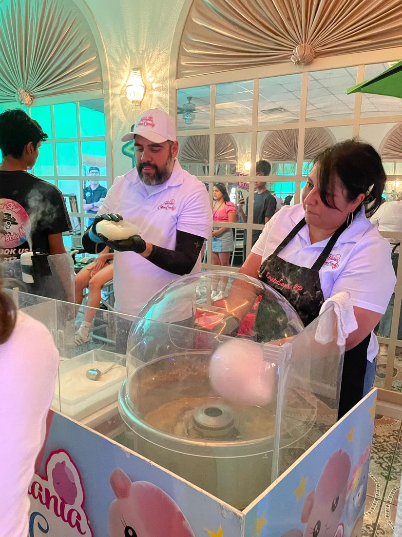 Melania Cotton Candy &ndash; Serving guests live